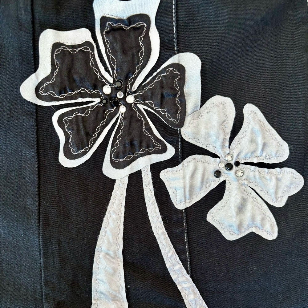 Unique Y2K Denim skirt with bold and white floral appliqués size 9 - Picture 4 of 8
